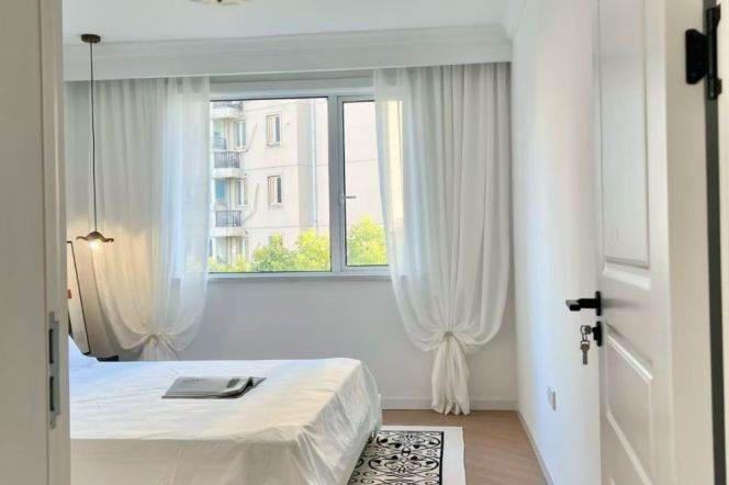 Jing'an, Modern &Bright 1br, elevator, floor heating, central AC