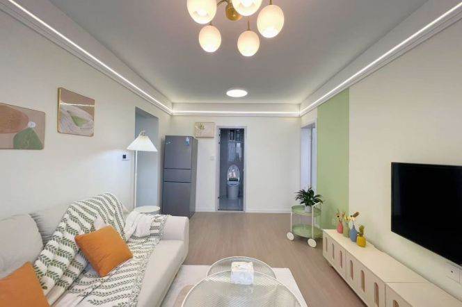 Grab this 8500 RMB/month Sunlit Gem near Zhongshan Park/Dual Subway /Smart Home 
