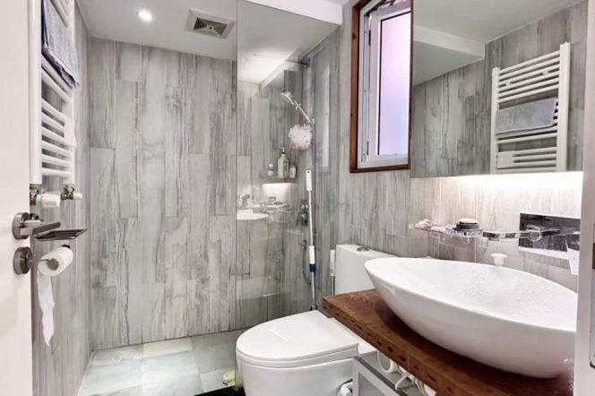 Middle Huaihai rd 2BR with 2 balconies and big terrace