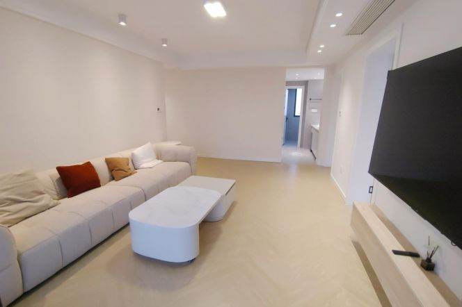 Spacious 3 br with floor heating on high floor near ZhongShan Park .L3/4 West Yan'an Rd St.