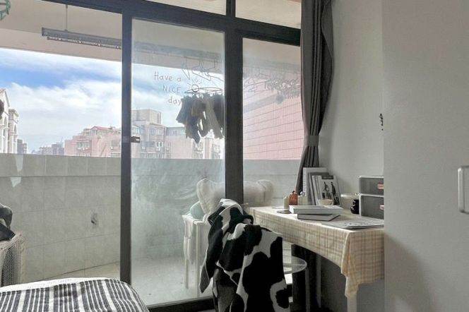 bright room with balcony near Jingan temple, close to SJTU/ECNU,accept advance booking 