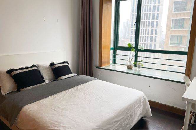 master bedroom near Hanzhong rd, private bathroom, close to TJU/Fudan uni