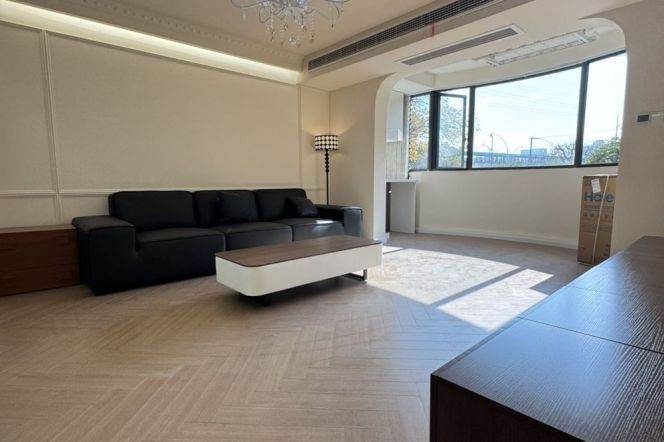 Spacious &Bright 3br, floor heating, central AC, elevator 