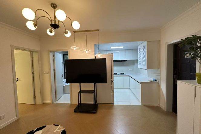 Prime 2Beds with Floor Heating near Hanzhong Road Scenic View/ Dual Subways/ Fully Furnished