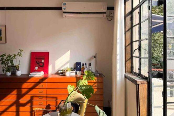 Huge 1br with huge outdoor space near Jiangsu Road