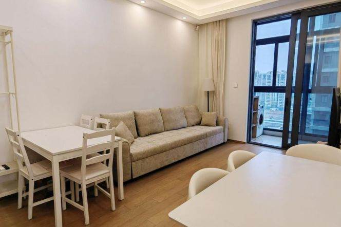 Good size living room 1 br next NYU shanghai ,4 mins walking to L6/8/11 