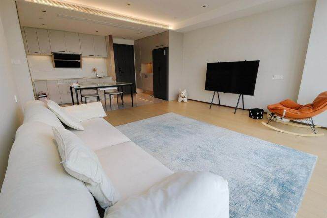 Modern big size 1 br with floor heating 2 stops to NYU shanghai, easy to L 11 East SanLin St.