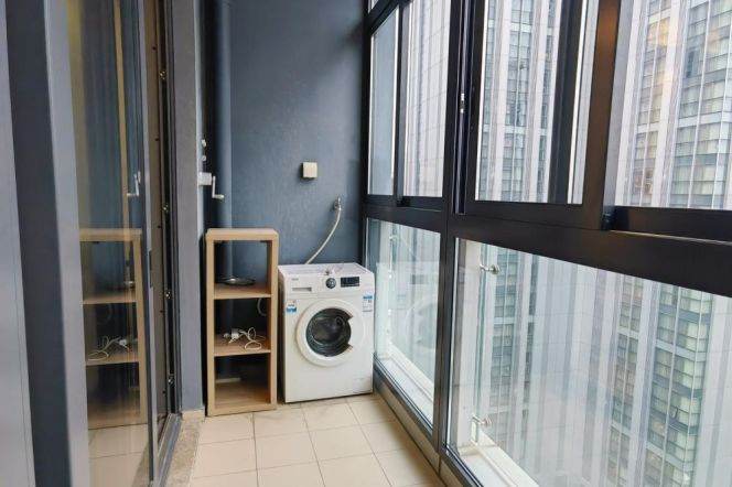 Good size living room 1 br next NYU shanghai ,4 mins walking to L6/8/11 