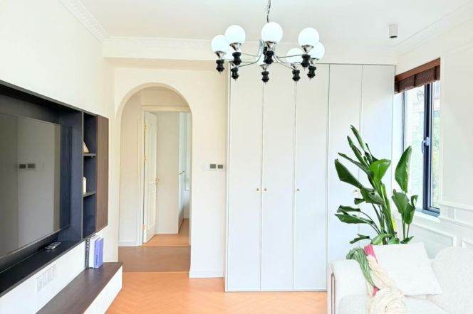 Elevator Newly Renovated 1Br/2Lr/1Bt Close to L2 Weining Rd Station 