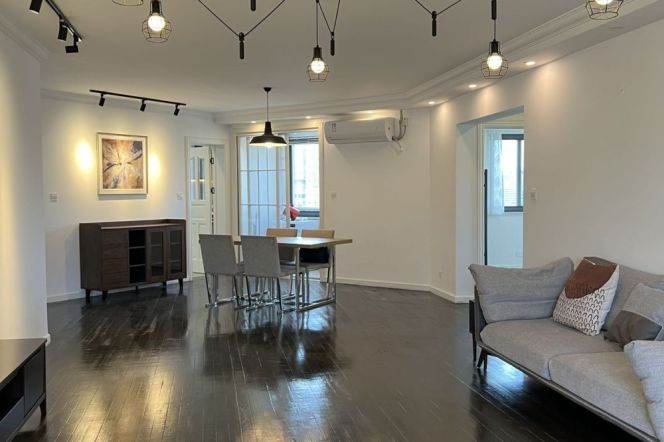 Spacious 4Brm With A Balcony Near Line 2/12/13 West Nanjing Rd