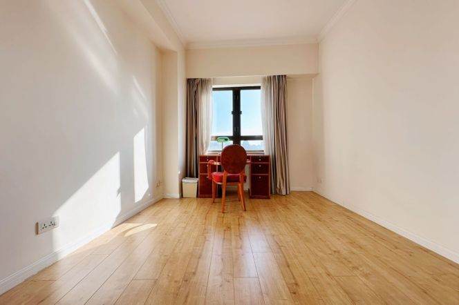 2 Brs, 2 Baths & Open balcony, 170 sqm @ Changshu rd station L1&7