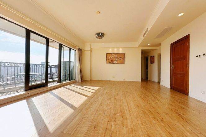2 Brs, 2 Baths & Open balcony, 170 sqm @ Changshu rd station L1&7