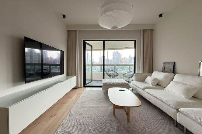 2 Brs, 2 Baths & Balcony & Gym&Swimming pool @ Changping rd station L7