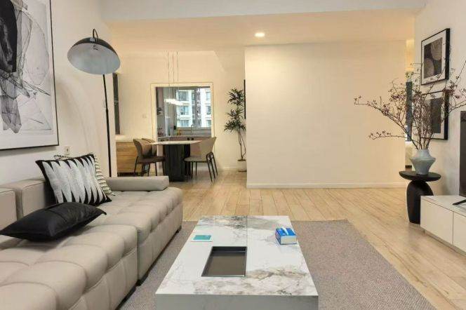 Morden 3brs with wall heating and balcony in Xujiahui area