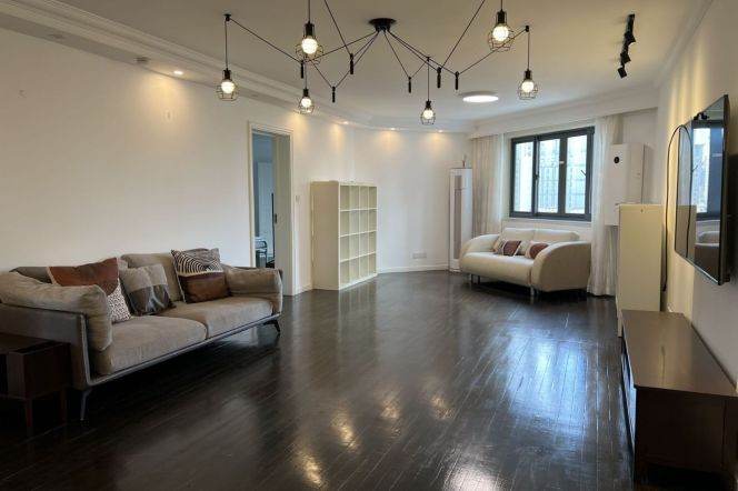 Spacious 4Brm With A Balcony Near Line 2/12/13 West Nanjing Rd