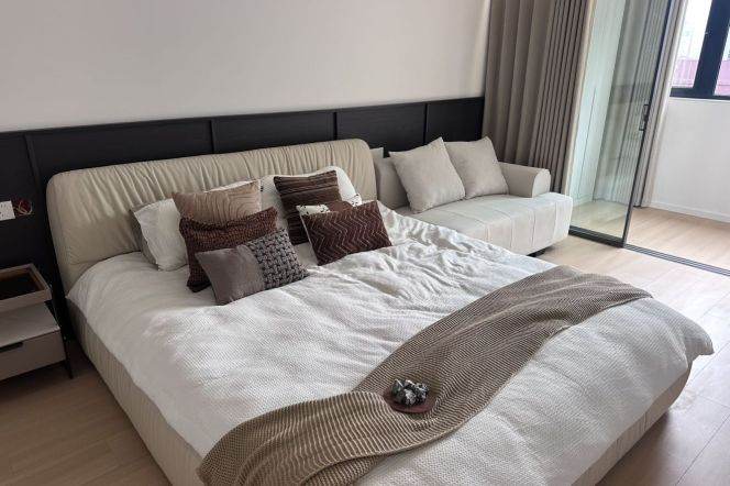 3 Brs, 3 Baths, 180 sqm & Terrace @ Zhaojiabang rd station L7&9