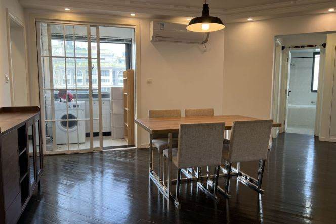 Spacious 4Brm With A Balcony Near Line 2/12/13 West Nanjing Rd