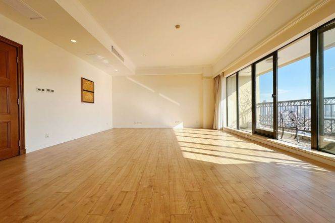 2 Brs, 2 Baths & Open balcony, 170 sqm @ Changshu rd station L1&7