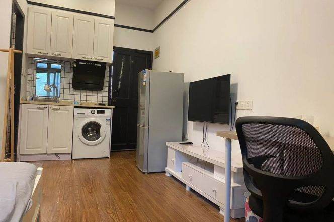 1Studio lane house in old Xu'hui area and close to Jiao'tong Uni can long and short term lease