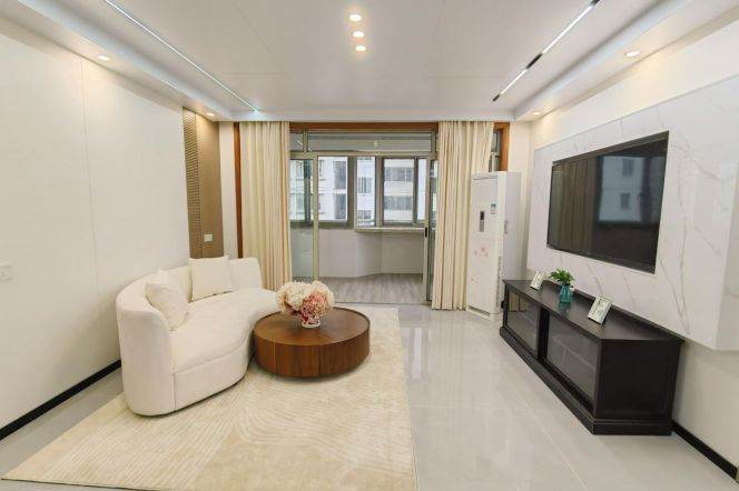 Spacious 3 br (150 Sqm) with big balcony easy to L 9 DaPuQiao St. + L9/12 JiaShan Rd St.