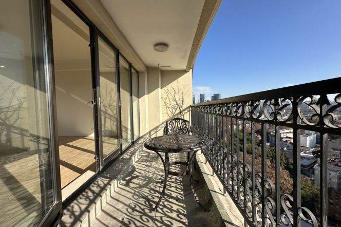 2 Brs, 2 Baths & Open balcony, 170 sqm @ Changshu rd station L1&7