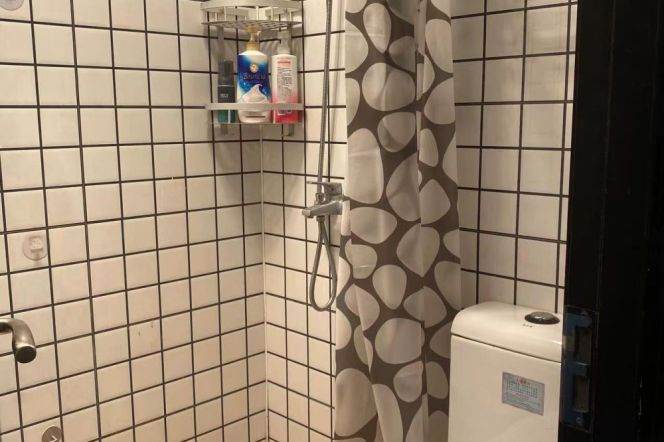 1Studio lane house in old Xu'hui area and close to Jiao'tong Uni can long and short term lease