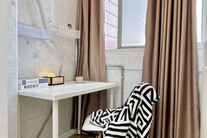 Jingan district, bright room with balcony, close to SJTU/ECNU,advance booking accepted 