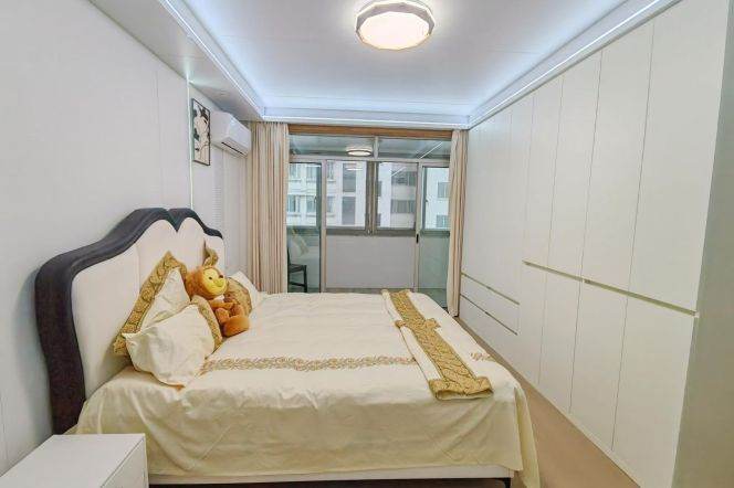 Spacious 3 br (150 Sqm) with big balcony easy to L 9 DaPuQiao St. + L9/12 JiaShan Rd St.