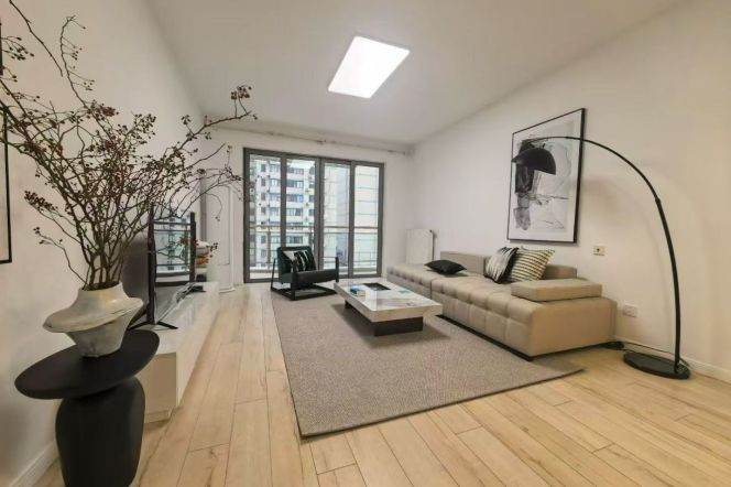 Morden 3brs with wall heating and balcony in Xujiahui area