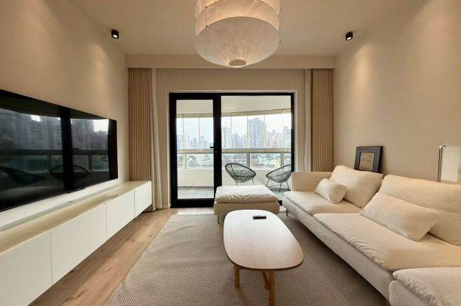 2 Brs, 2 Baths & Balcony & Gym&Swimming pool @ Changping rd station L7