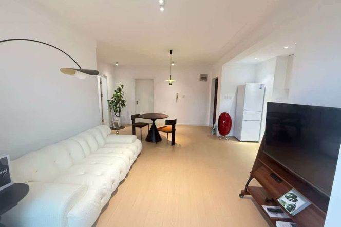 New decoration 2br apt with moder sytle close to Line 2