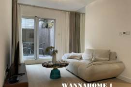 Modern&Spacious 2Bdrs 1Bath Apt+IAPM+Huge Terrace +Top Compound+Jing An Temple