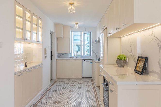 High-ceiling 2br with elevator @Line 1/12/13 West Nanjing Road St.