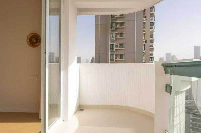 Jiangsu/Changning rd elevator building 4brs apt with balcony; L2/11