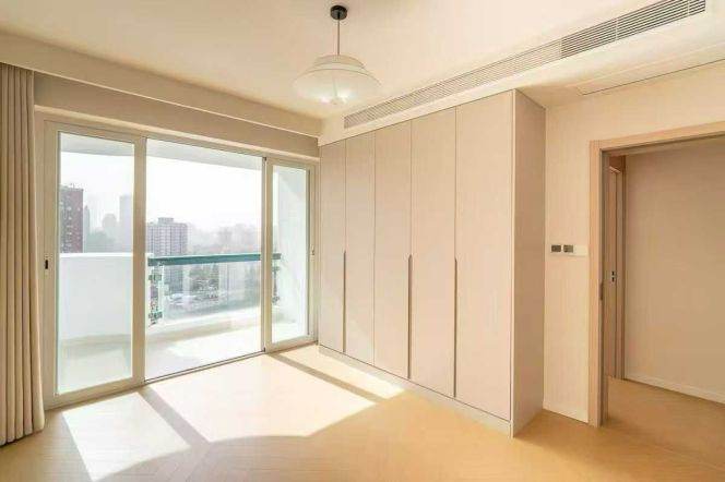 Jiangsu/Changning rd elevator building 4brs apt with balcony; L2/11