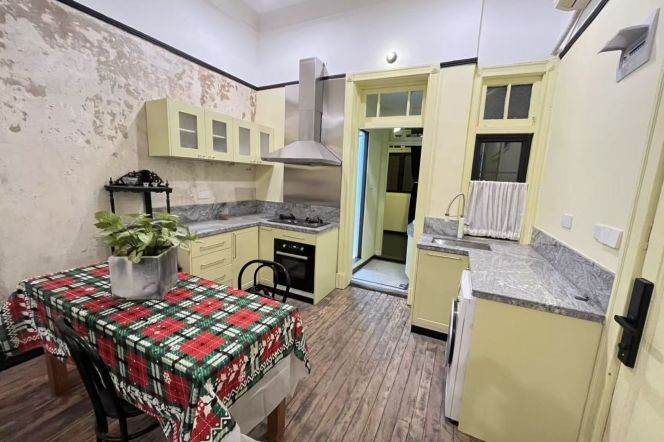 Old House 2Brm Higher Ceiling Near Line 2/12/13 West Nanjing Rd