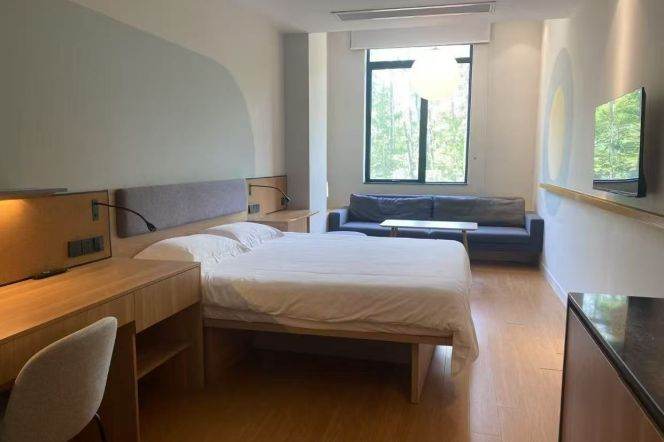 1Large Studio near line 8 Fu'dan,Tong'ji,USST and SUFE can long and short term lease