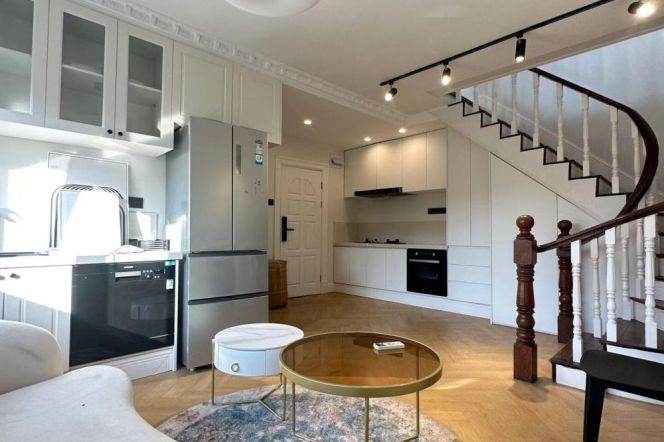 Cozy 1+1brs with good lighting near West Nanjing Road