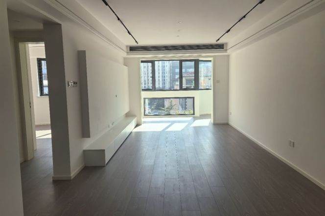 Brand new renovated 2br,with CA,floor heating,Gym,swimming pool