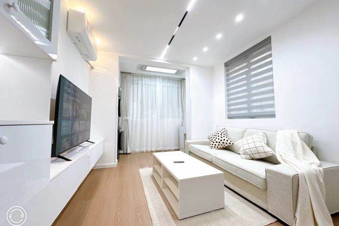 Newly Renovated 1Br/2Lr/1Bt@L10 Shuicheng Rd Station&L2 Weining Rd Station 