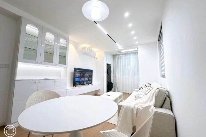 Newly Renovated 1Br/2Lr/1Bt@L10 Shuicheng Rd Station&L2 Weining Rd Station 