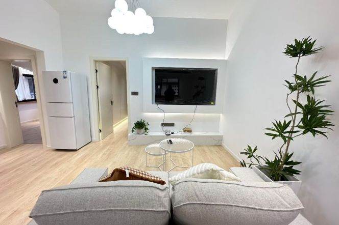 Well-lighted 2Br/2Lr/1Bt@L1/7 Changshu Rd Metro Station 