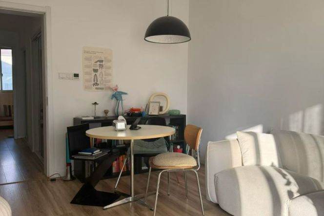 Elevator 2br Apt with good sunlight close to Shanghai Stadium