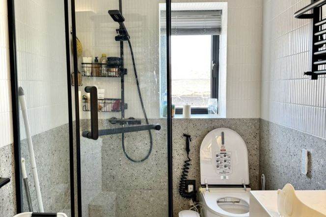 1+1 rooms, 1 bath, 80 sqm, lane house @ west Nanjing rd station L2,12&13