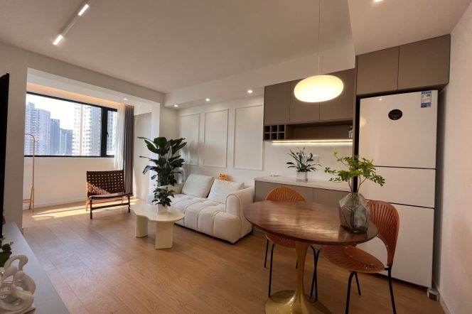 Jiangsu rd L2/11 | Newly 1br 70Sqm | 15F Elevator | Bright ,heating