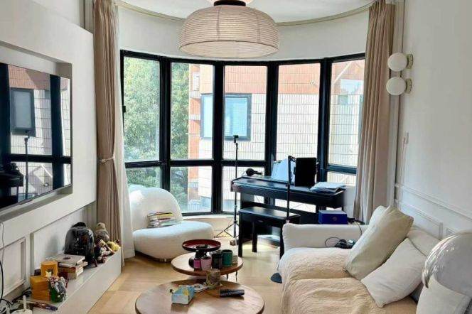 Jing'an Temple Station Elevator 2Br Line2/7/14 Nice Compound