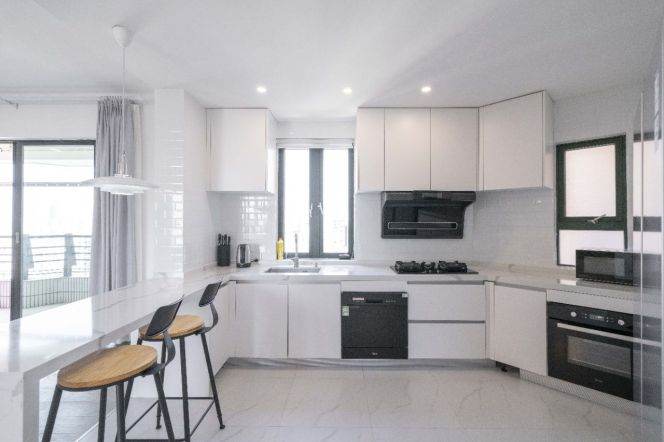 Morde4brs with wall heating and balcony in central Xujiahui 