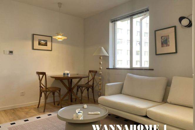 Spacious&Really Bright&Modern 2bdrs 1Bath Apt+Large Balcony+West Nanjing Rd CBD+4F Walk Up