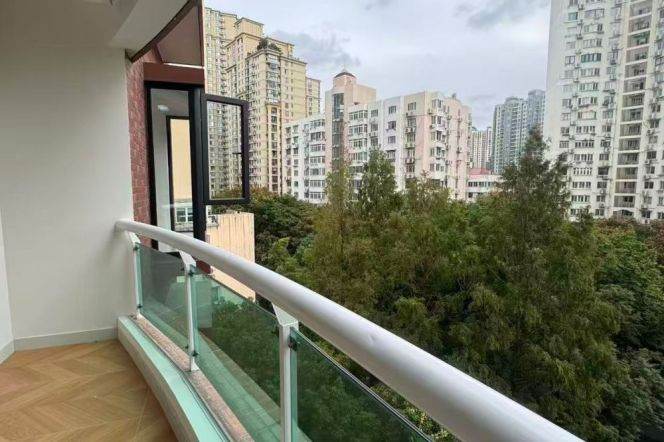 3 Brs, 2 Baths with Open Balcony, Floor heating, 150 sqm @ Changping rd Station L7