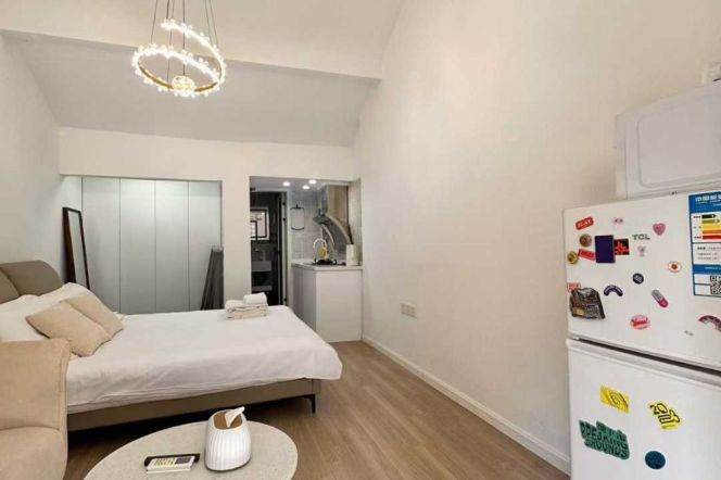 1  br near L1/L7 changshu rd station+SJTU